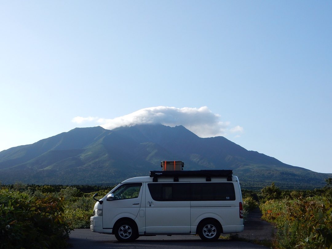 【 ハイエースキャンプ 】「 好きな景色を探す旅 」　キャンプのスタイルは人それぞれ　その人のライフスタイルそのもの　僕はと言うと、　子供たちを連れてファミリーキャンプ　　一人でサーフキャンプ　ハイエースを軸にキャンプを楽しんでいます　今シーズンもRedoorを運営しながら　どこに行こうかと思ってみたり　どちらかと言うと、　その時、いきなりタイミングで行ってみたり　今は、　いろいろなギアのメンテに追われています　ハイエースのルーフキャリア　ライノラックのオーニングが　突風で折れてしまい。。などなど。思い立ったその時に#好きな景色を探す旅Redoor Sapporo