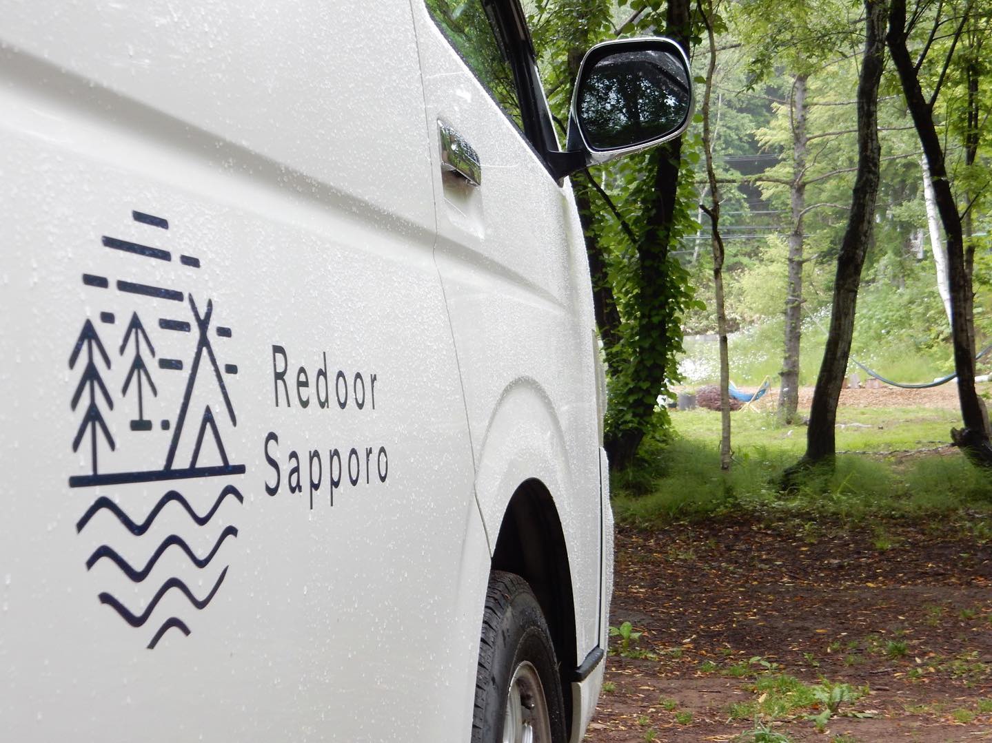 Redoor Sapporoは10時　キャンプの計画を立てても　　なかなか思い通りにいかないもの　天気がよりによって、、　　子どもが熱を出して、、　現地に到着してポールが折れて、、　　心も折れてbad　　but　計画しなくても「 思い立ったその時に 」　キャンプができるRedoor　無計画、　そして、　忘れ物多めでお越し下さい　それでも楽しい　そんな場所です父「ママ明日のキャンプどうするか？」　「予約もまだしてないし」母「そうね、　　子どもたち楽しみにしてるし」Redoor Sapporo